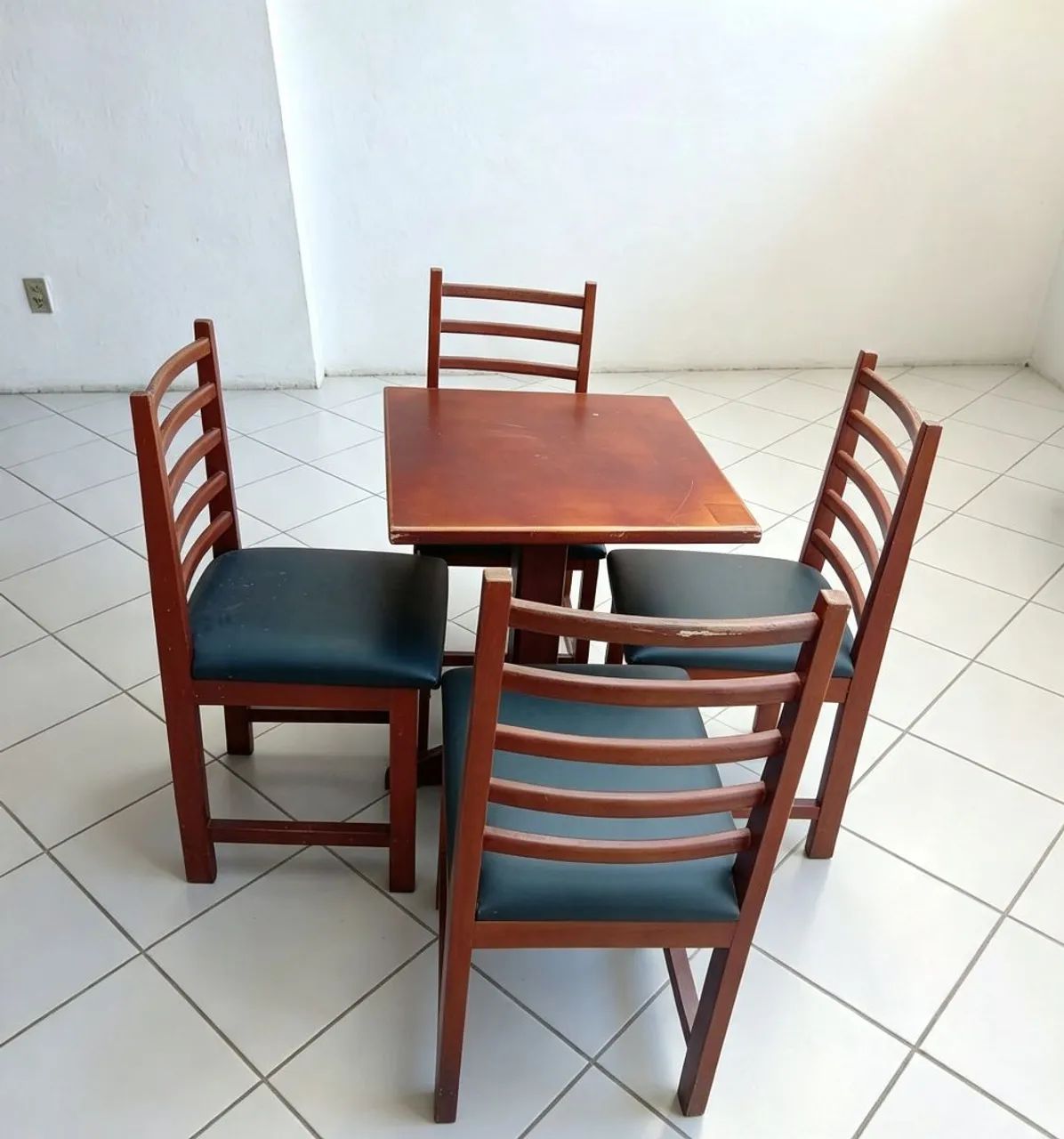 Mesa com cadeiras 