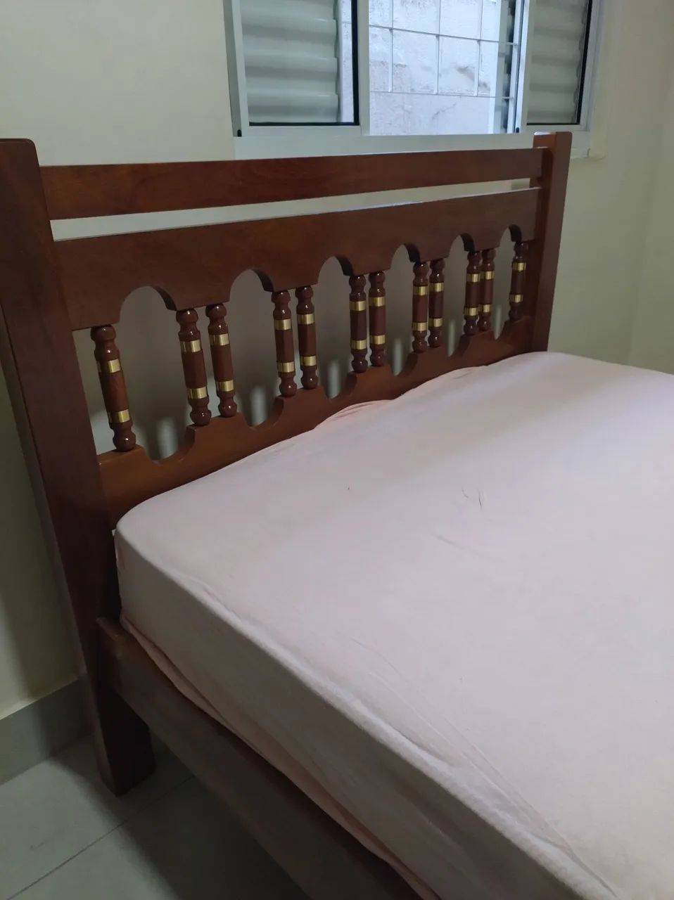 Cama de madeira maciça cerejeira e envernizada muito conservada  - Foto 3