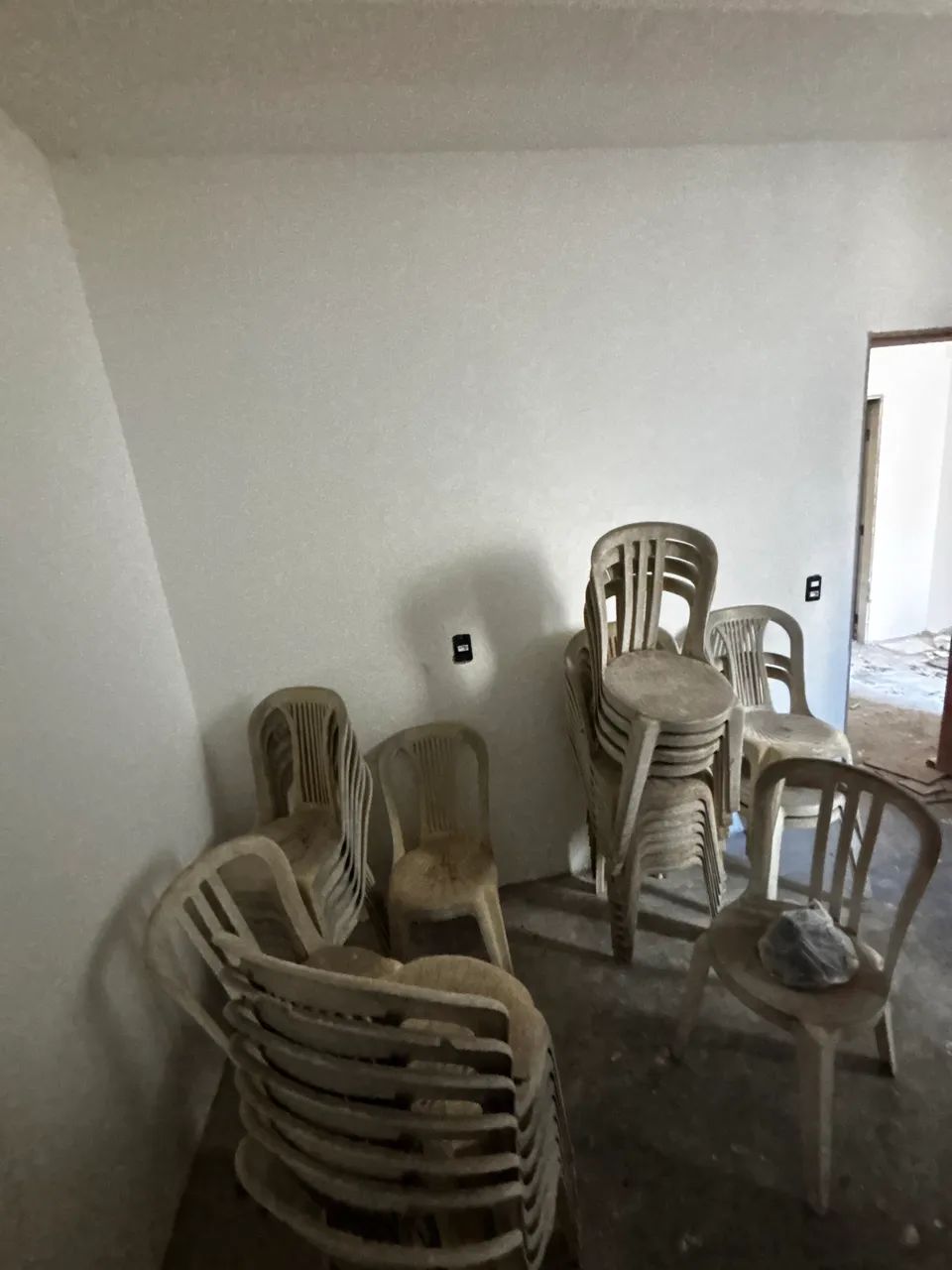 Cadeira Bistrô Branca de plástico  - Foto 4