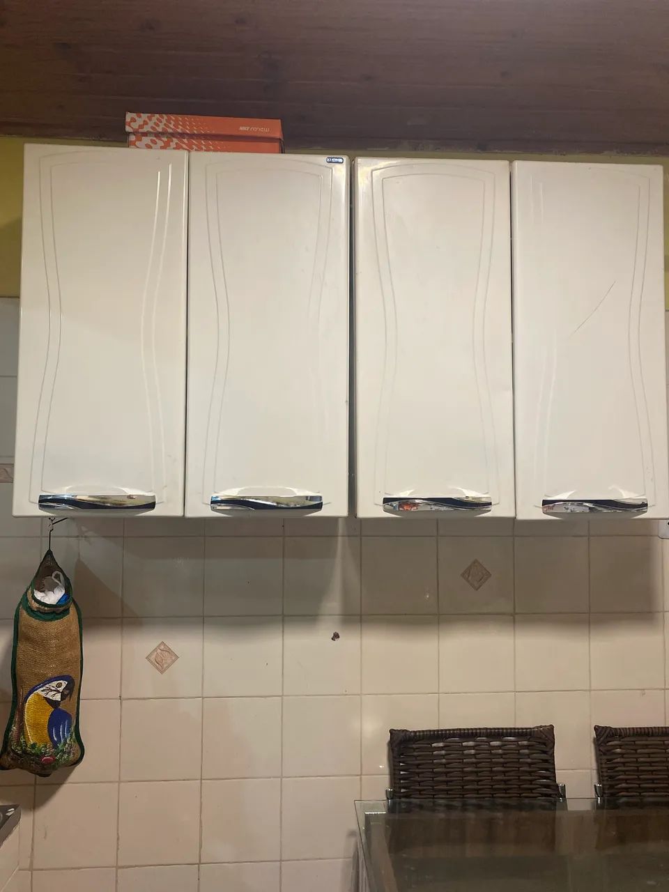 Armário de parede branco