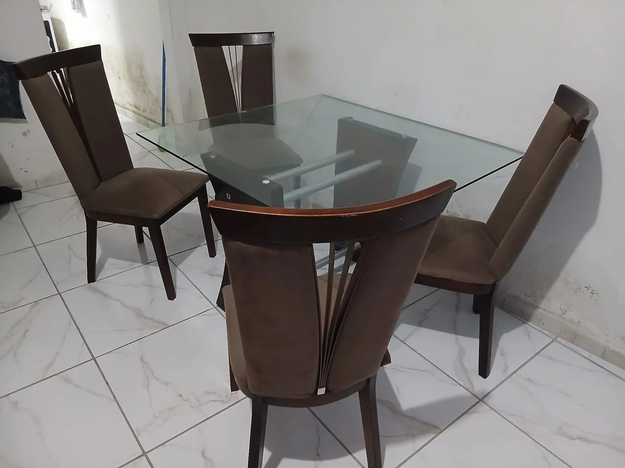 Mesa de madeira, com tampo de vidro com 4 cadeiras - Foto 5
