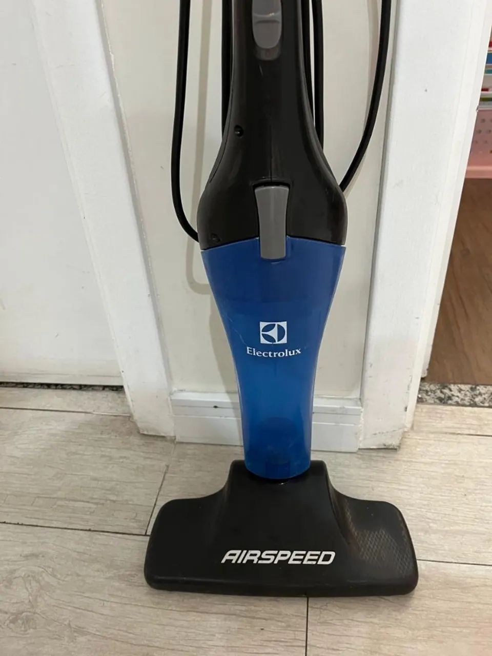 Aspirador vertical Electrolux STK01 220V usado em bom estado, totalmente funcional.