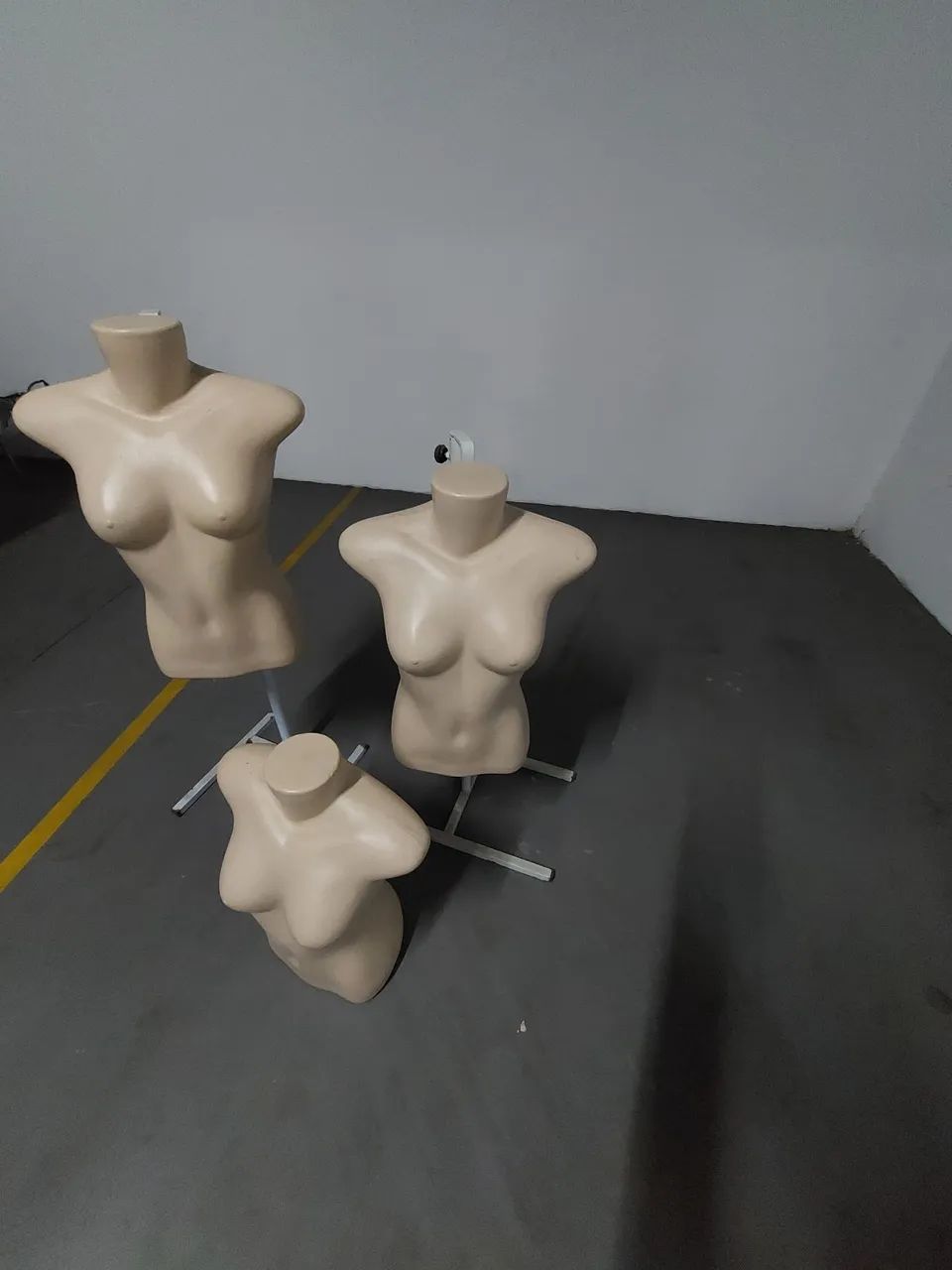 Manequim plástico meio busto com suporte - Foto 3