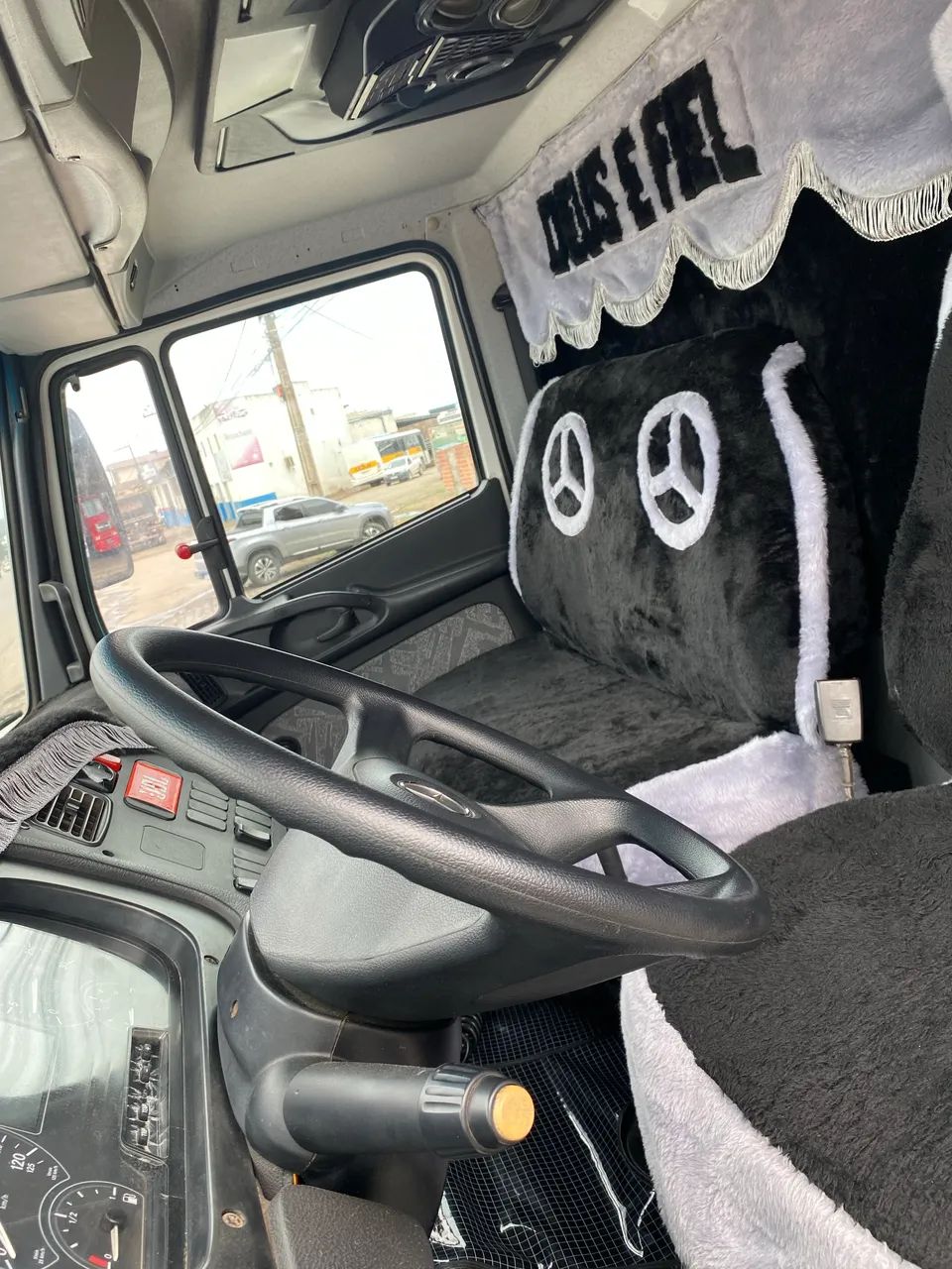 M/Benz 1319 Ano 2014 - Foto 3