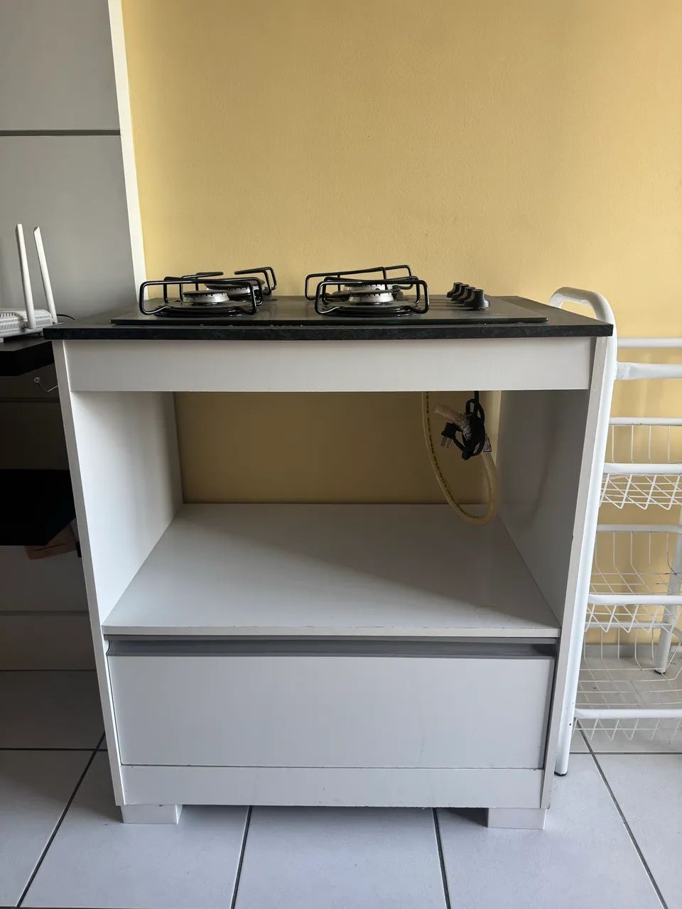 Fogão cooktop com armário e cano de gas 