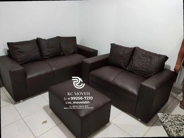 Sofá 3 e 2 assentos com Puff Acabamento em couro Sintético D33 Direto da Fábrica - Foto 3