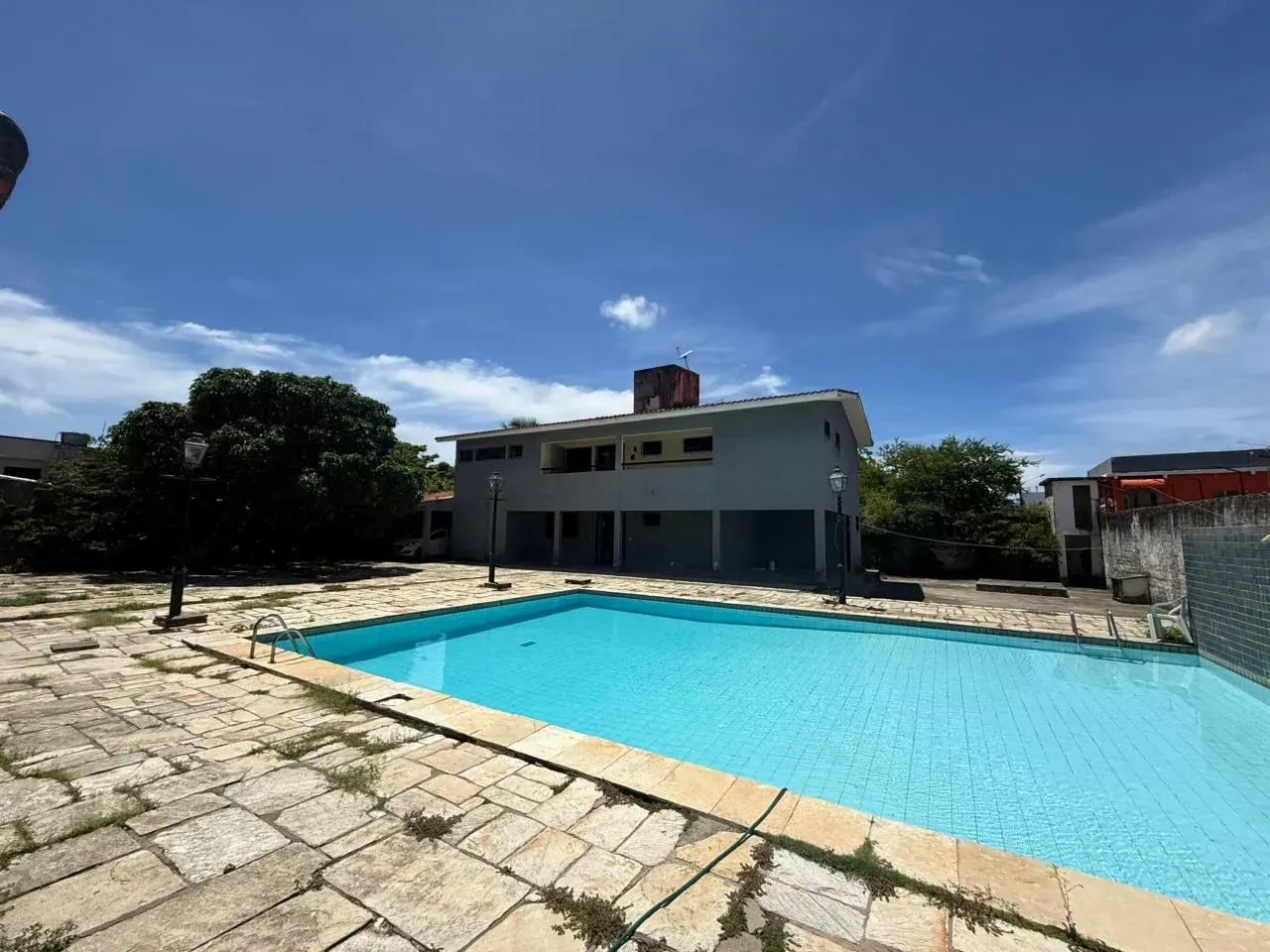Imóvel para aluguel com 450 metros quadrados com 5 quartos