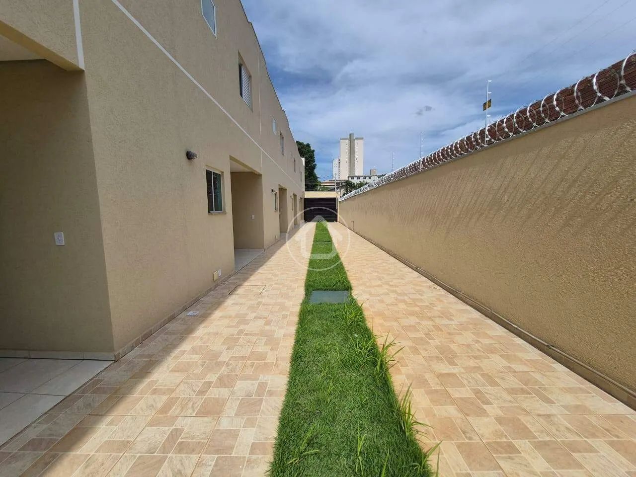 2 QUARTOS SENDO UMA SUITE 2 VAGAS COBERTA - Foto 3