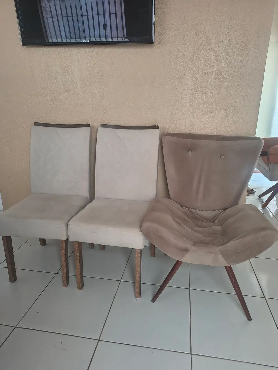 As 3 por 150,00 Poltrona e cadeira estofada