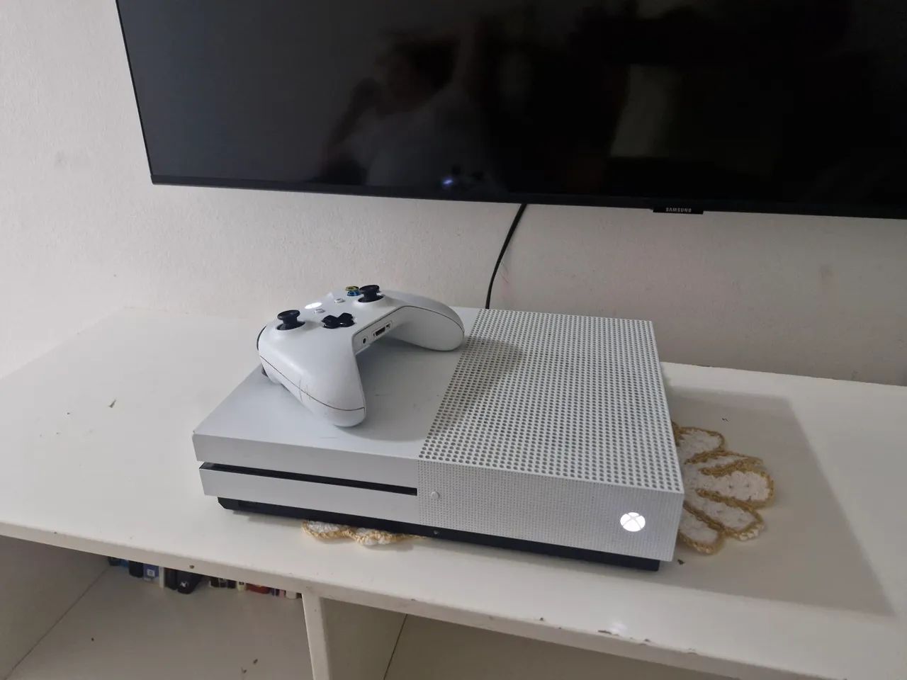 Microsoft Xbox One 1Tb Standard cor Branco com controle original  - Foto 3