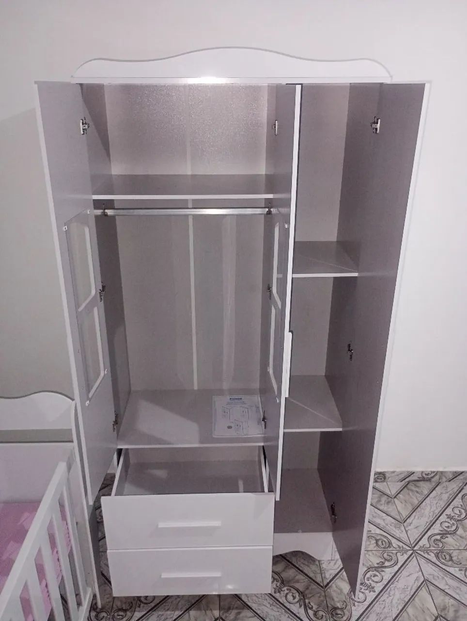 Berço e guarda roupa de bebe
