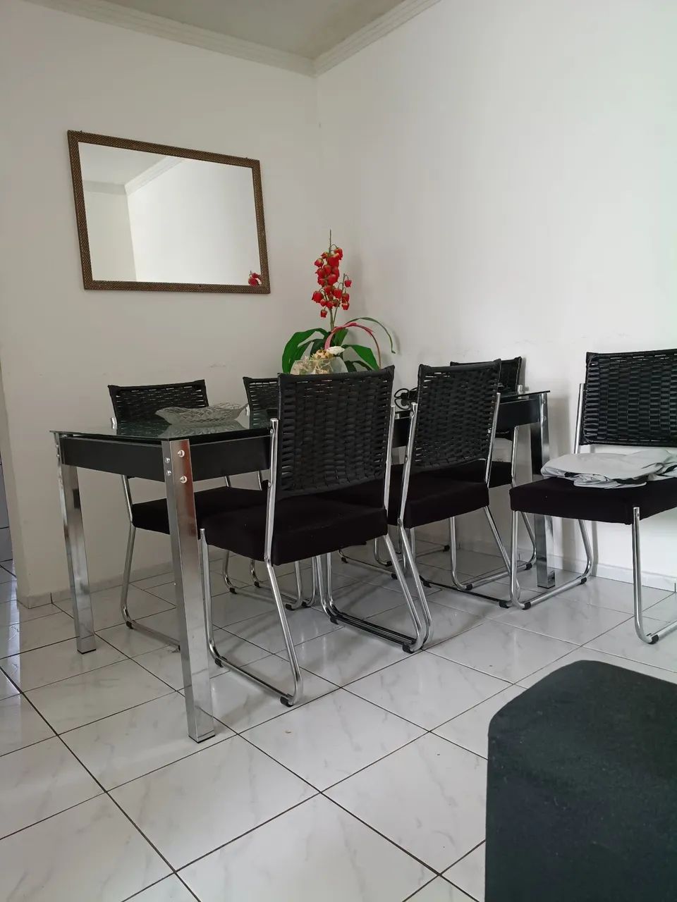 Mesa de jantar com 6 cadeiras.