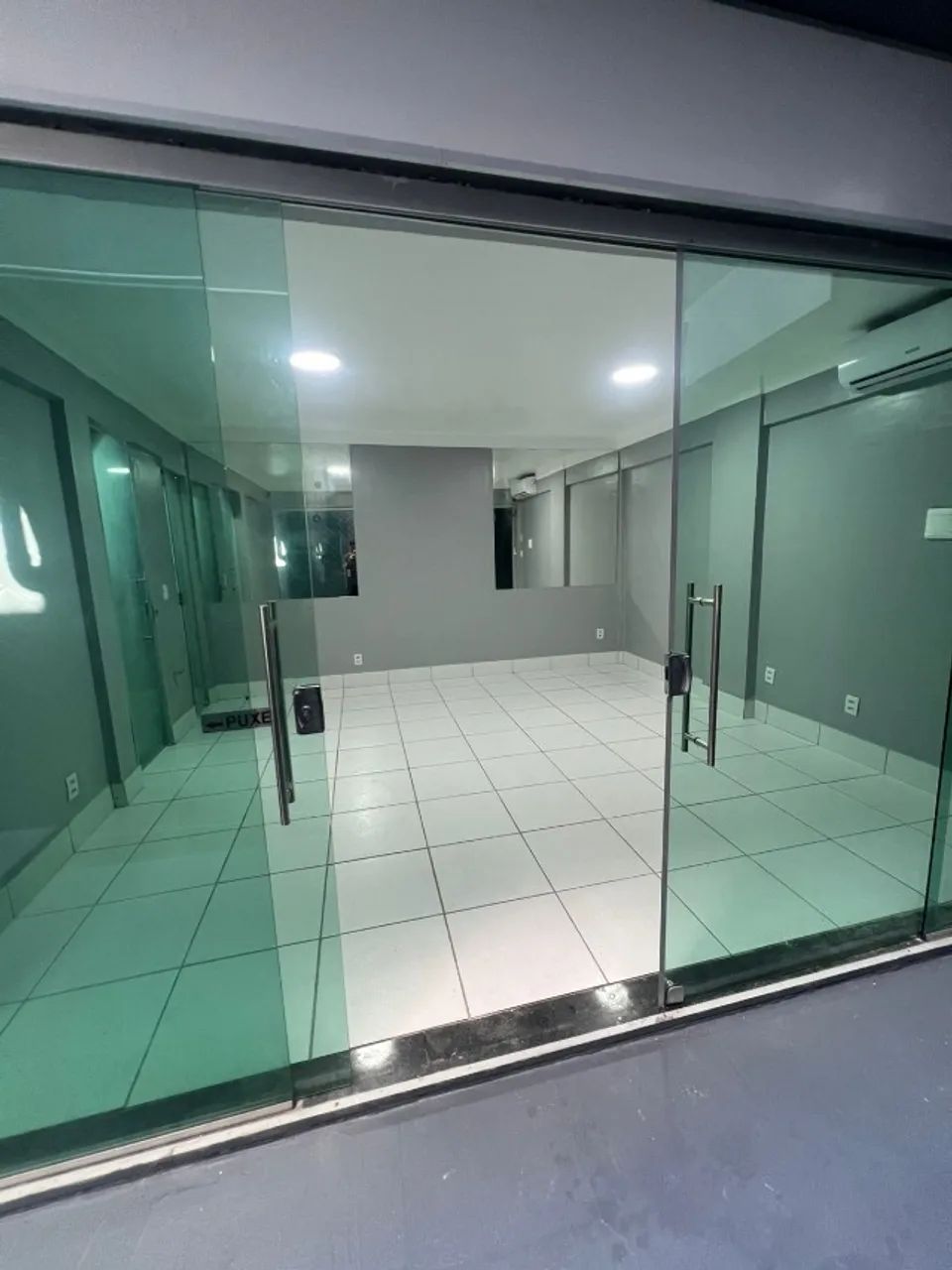 ALUGA-SE SALAS E LOJAS COMERCIAIS - CENTRO DA CIDADE ALTA.             