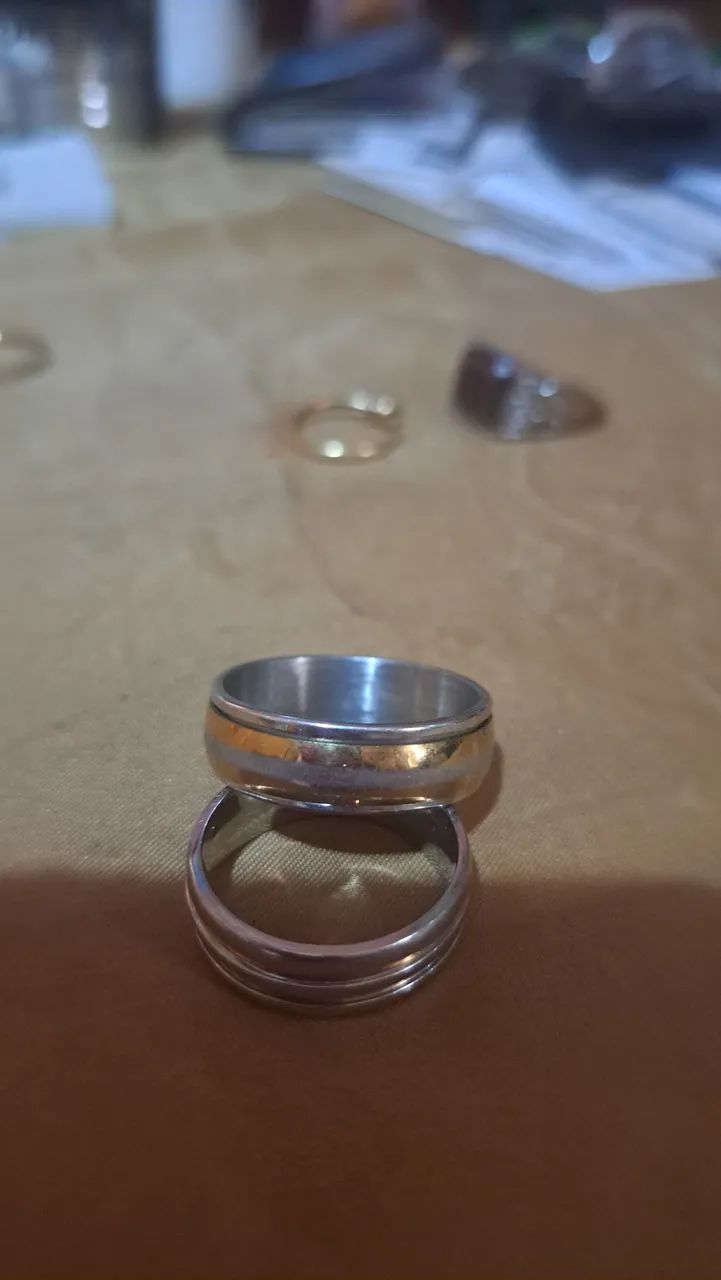Alianças em aço e banhado a ouro