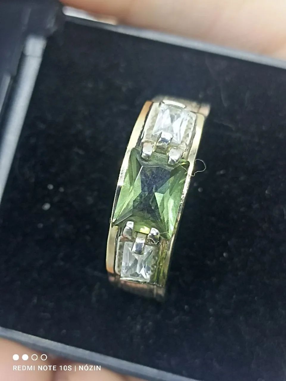 Anel em prata com zirconia verde e branca. - Foto 2