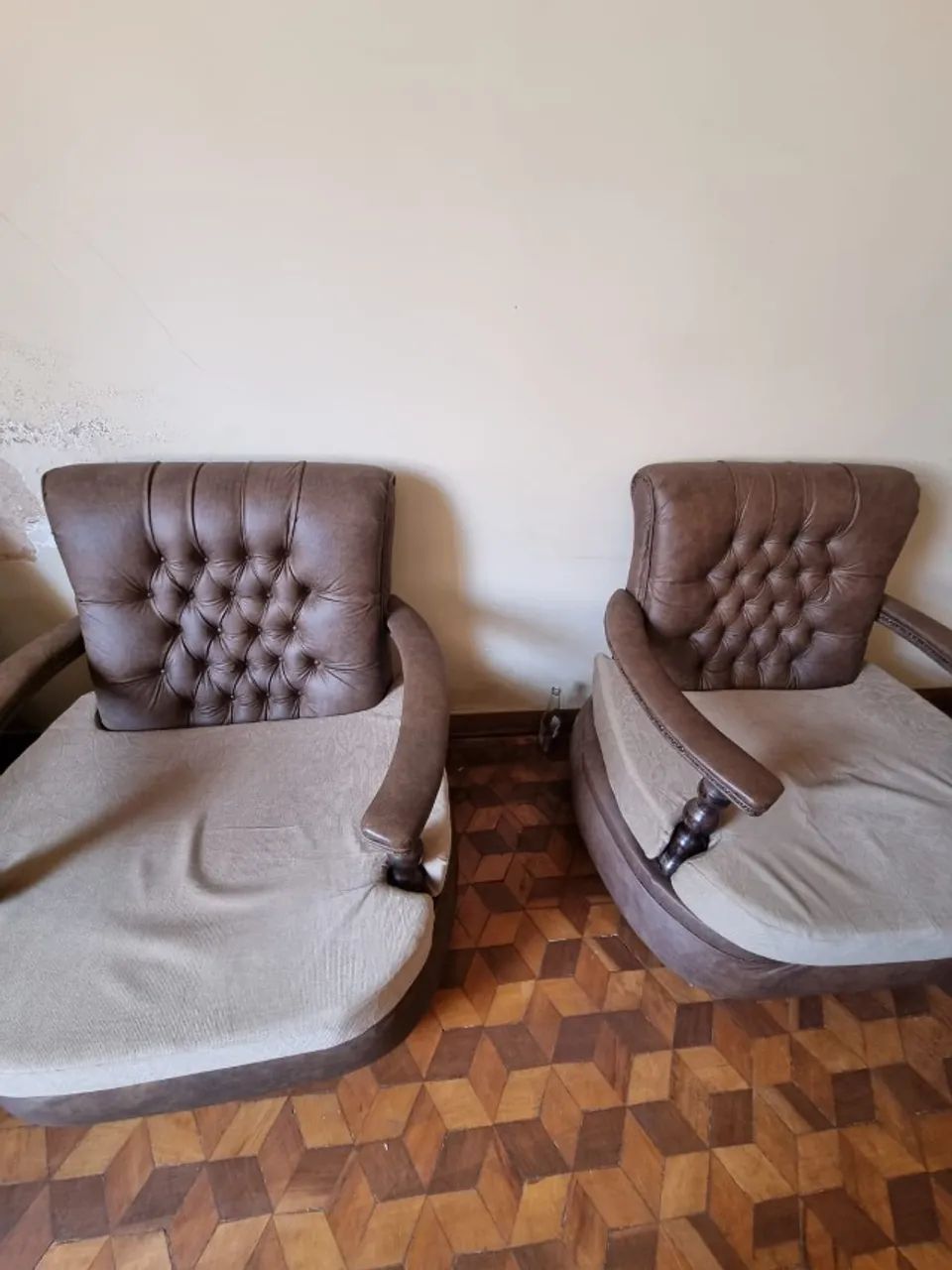 Jogo de sofa + 2 poltronas Vintage Capitonê anos 70 - Luxo Rustico e Reliquia - Foto 2
