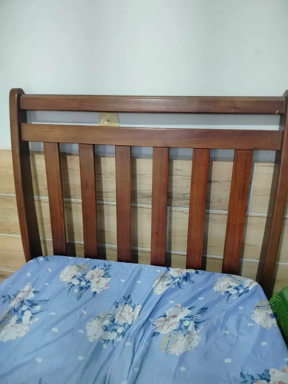 Cama de madeira pura e nobre de solteiro com colchão 