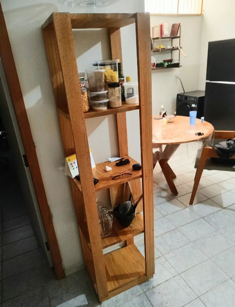 Estante Vertical De Cerejeira Com Rodinhas de Silicone  - Foto 3