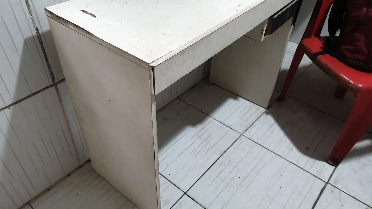 Escrivaninha com marcas de uso - Foto 4
