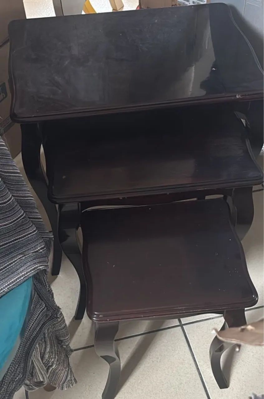 Vende-se trio de mesas de madeira clássica 