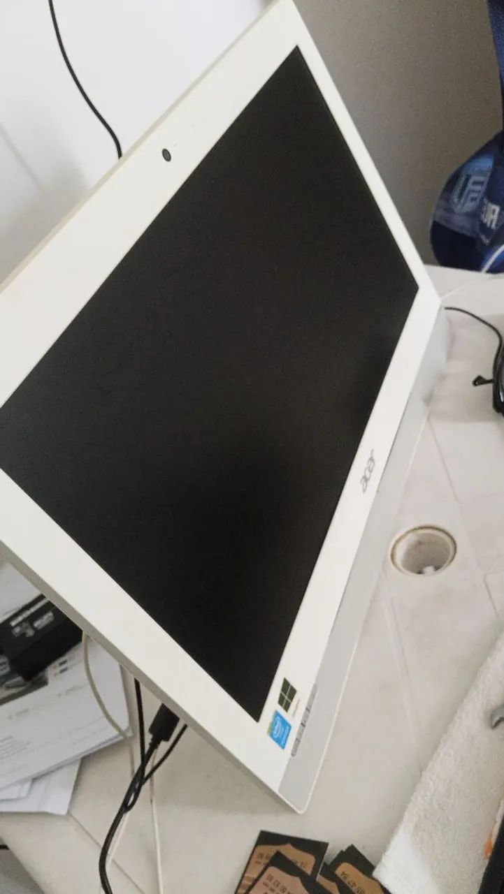 ALL in one é o computador que já vem tudo dentro do monitor,branco 19.5 polegadas.