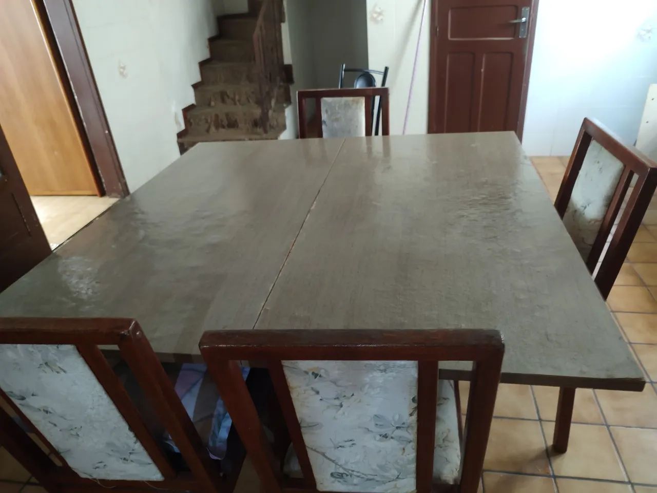 Vende mesa de madeira. 