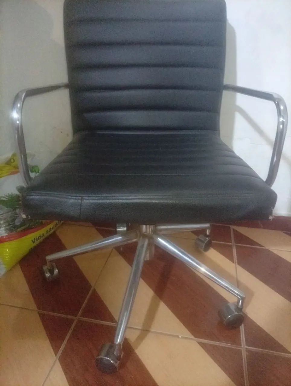 Poltrona de couro preta - Foto 3