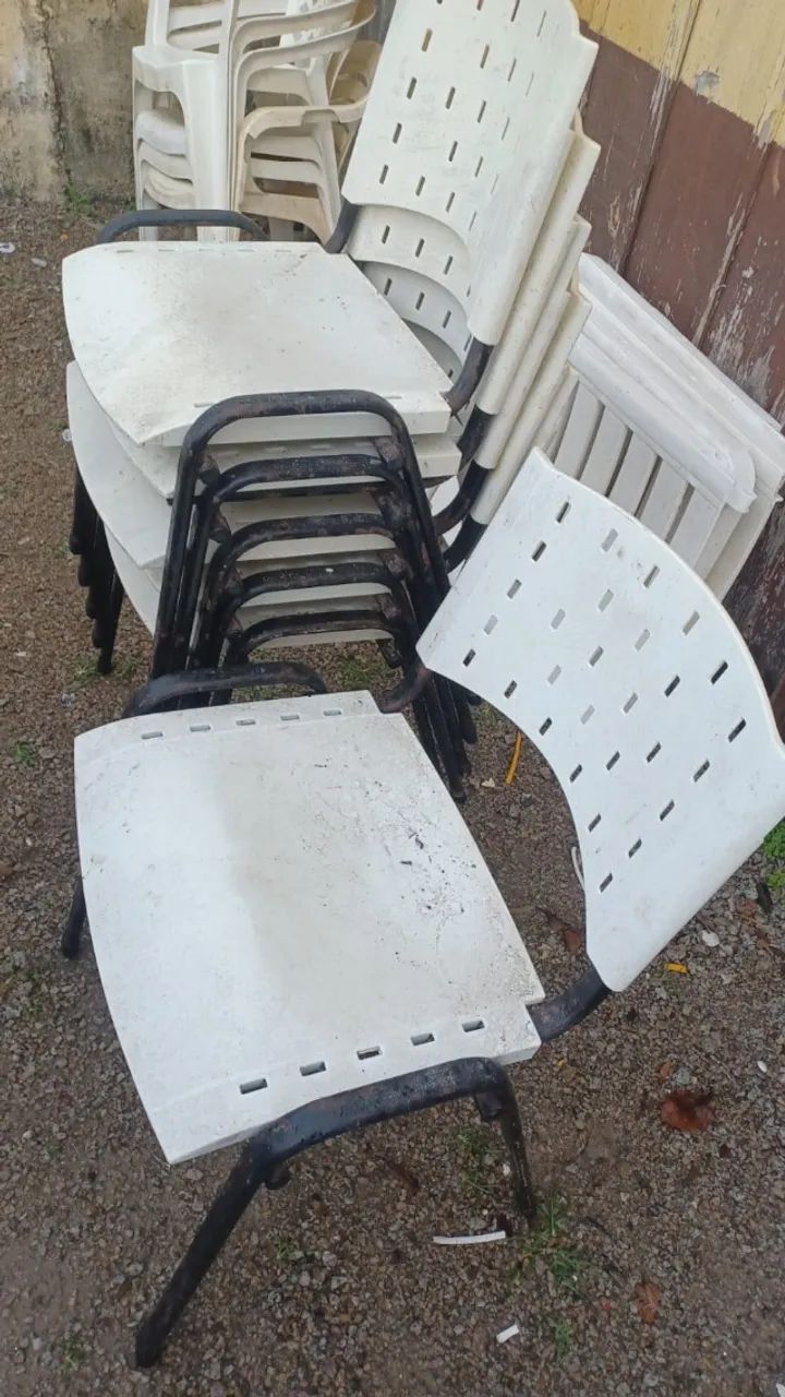 Conjunto de 6 cadeiras brancas, com pés de ferro. - Foto 2