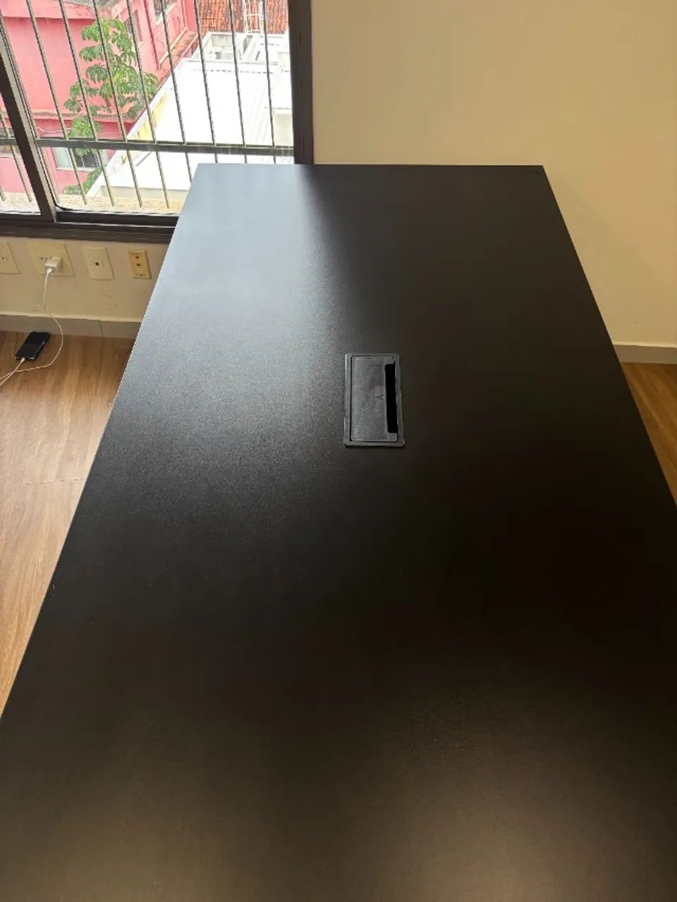 Mesa de Escritório Grande Preta com Passa-Cabos - Foto 3