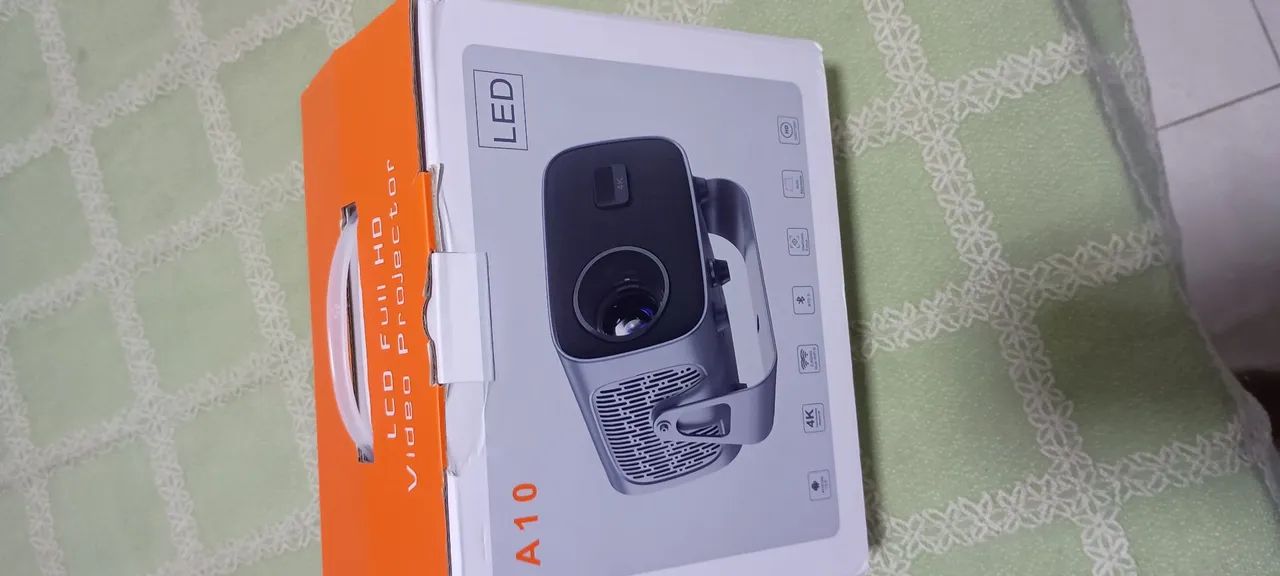 Vendo projetor a10 t15 ful HD lacrado nunca usado 
