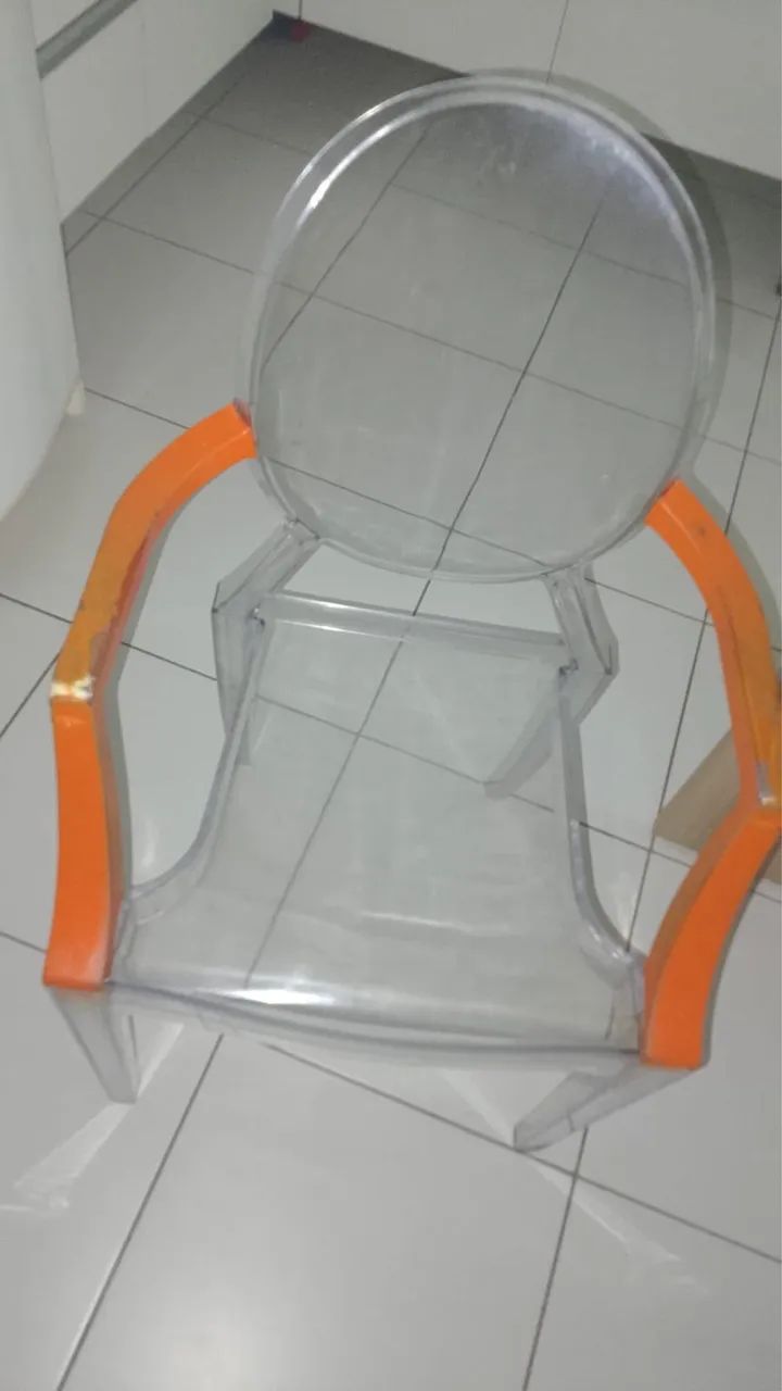 Cadeira transparente e laranja 