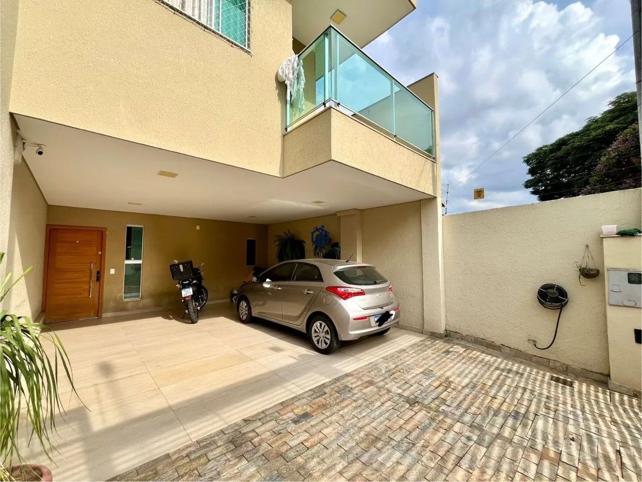Casa geminada a venda no bairro Xangrilá!