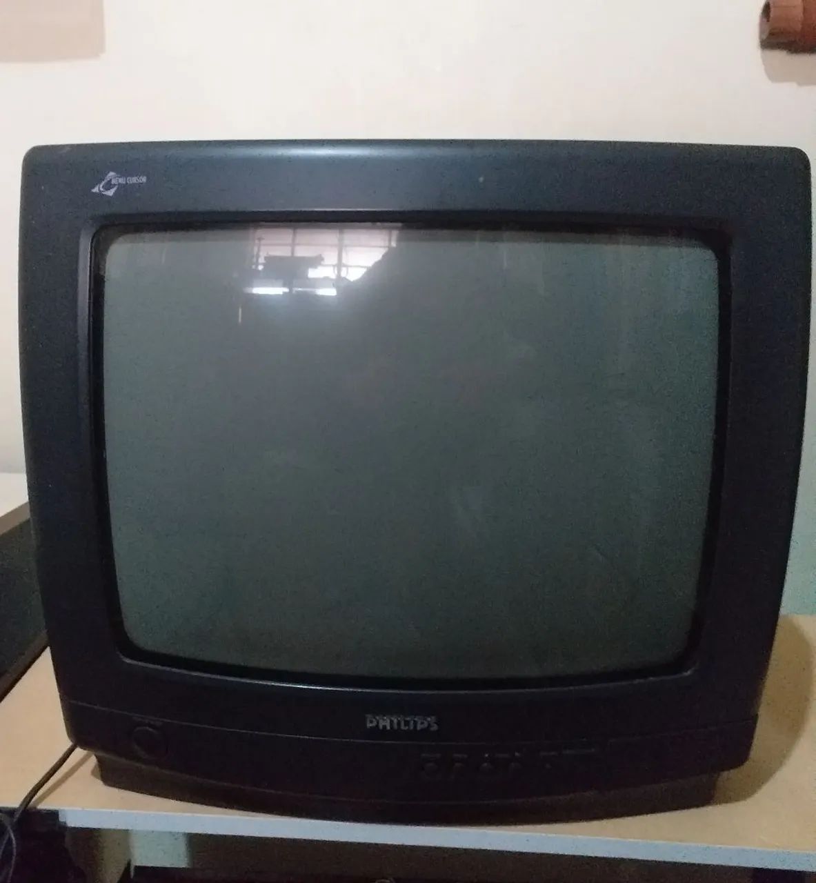 Antigo televisor de tubo (CRT) philips 14 polegadas
