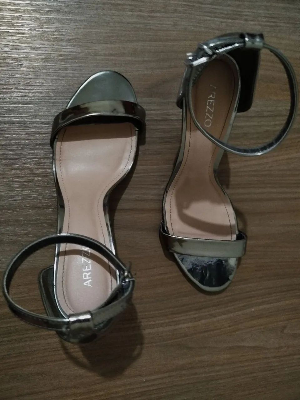 Sandália Isabelli Arezzo de couro prata