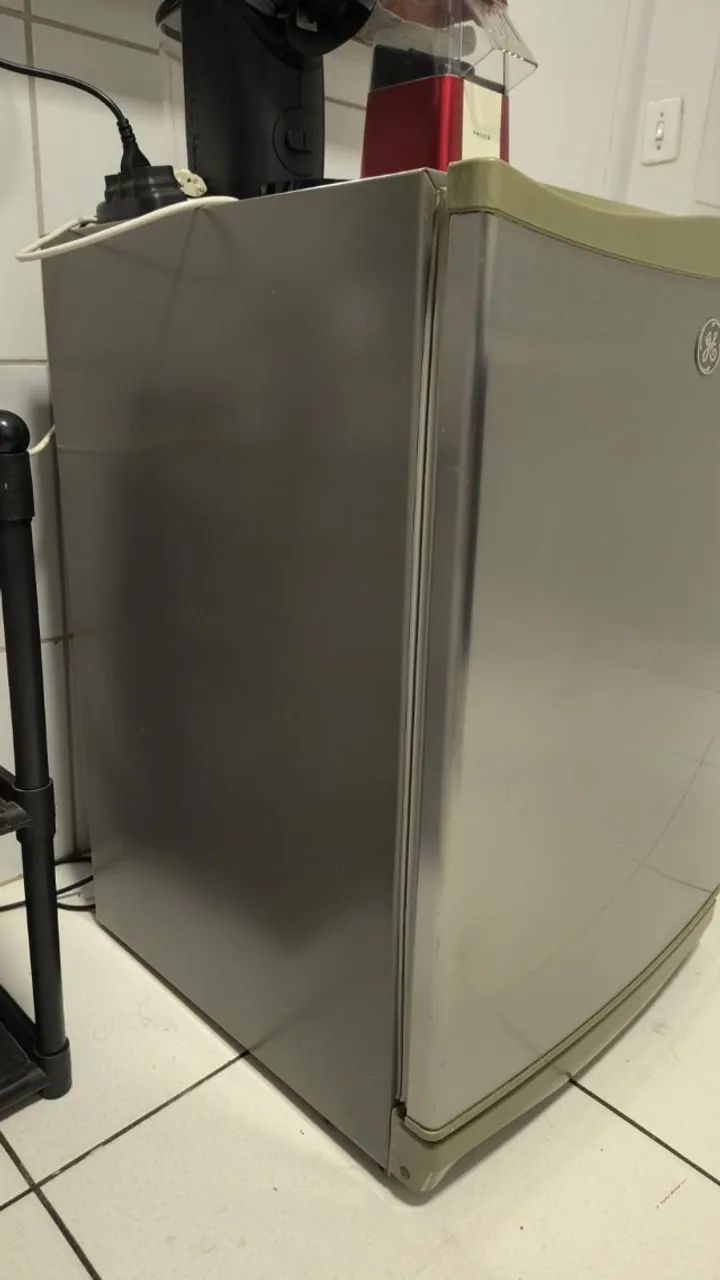 Frigobar modelo FBGE120L - Funcionando Perfeitamente - Foto 5