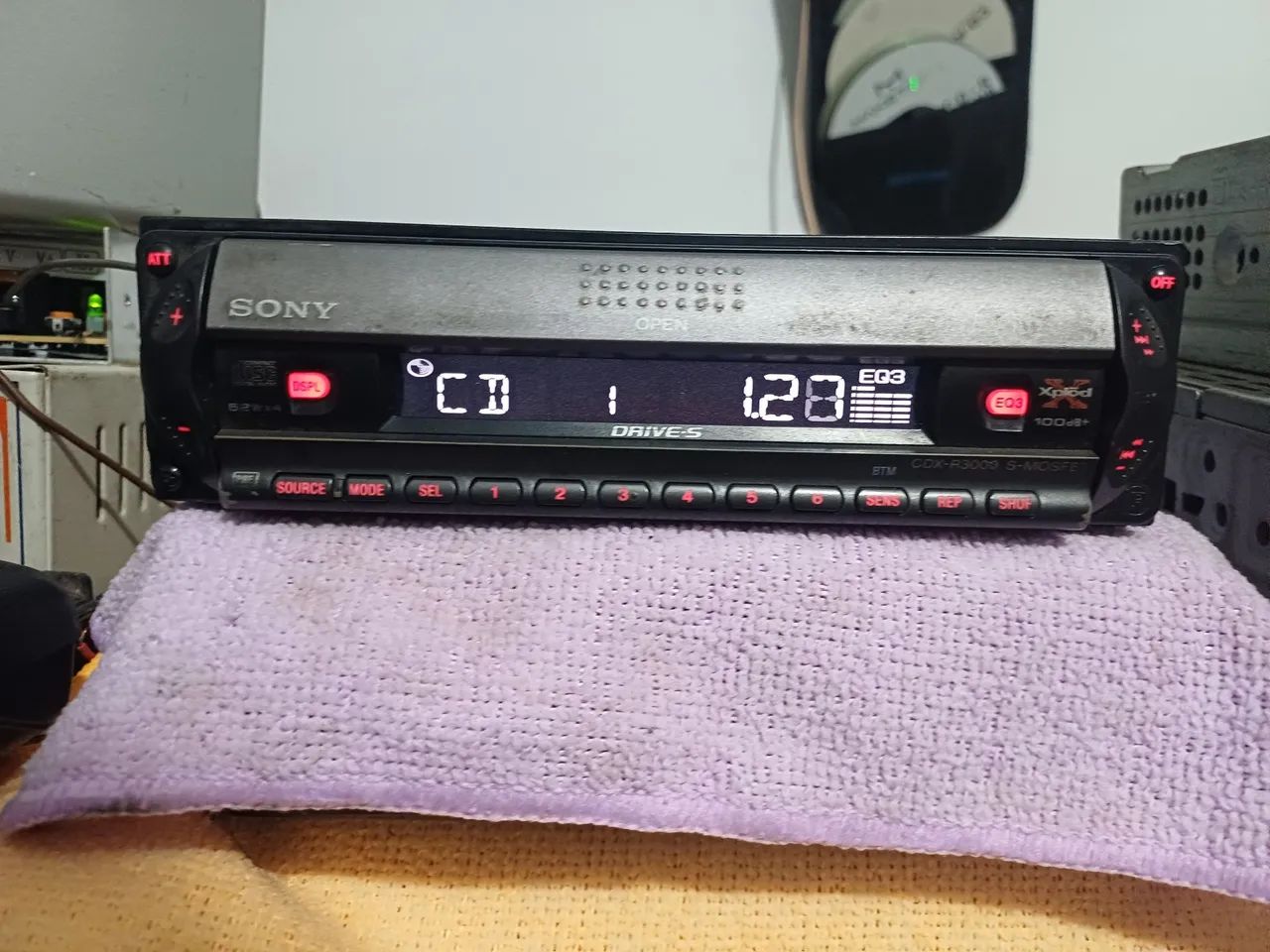 Sony cdx R3000 ( NÃO TEM USB NEM BLUETOOTH)