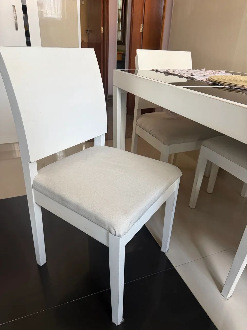 Mesa com 4 cadeiras  - Foto 2