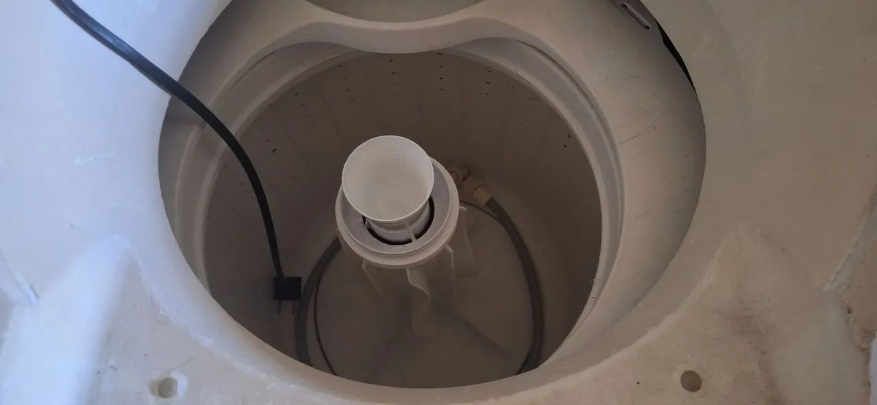 Máquina de lavar e geladeira - precisando conserto.