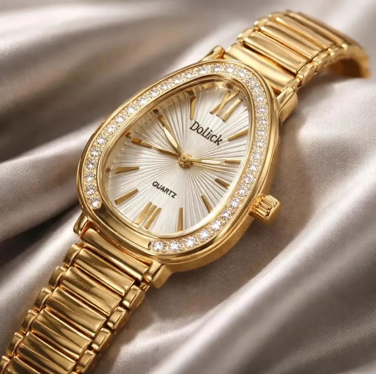 Relógio feminino dourado modelo serpente com strass.