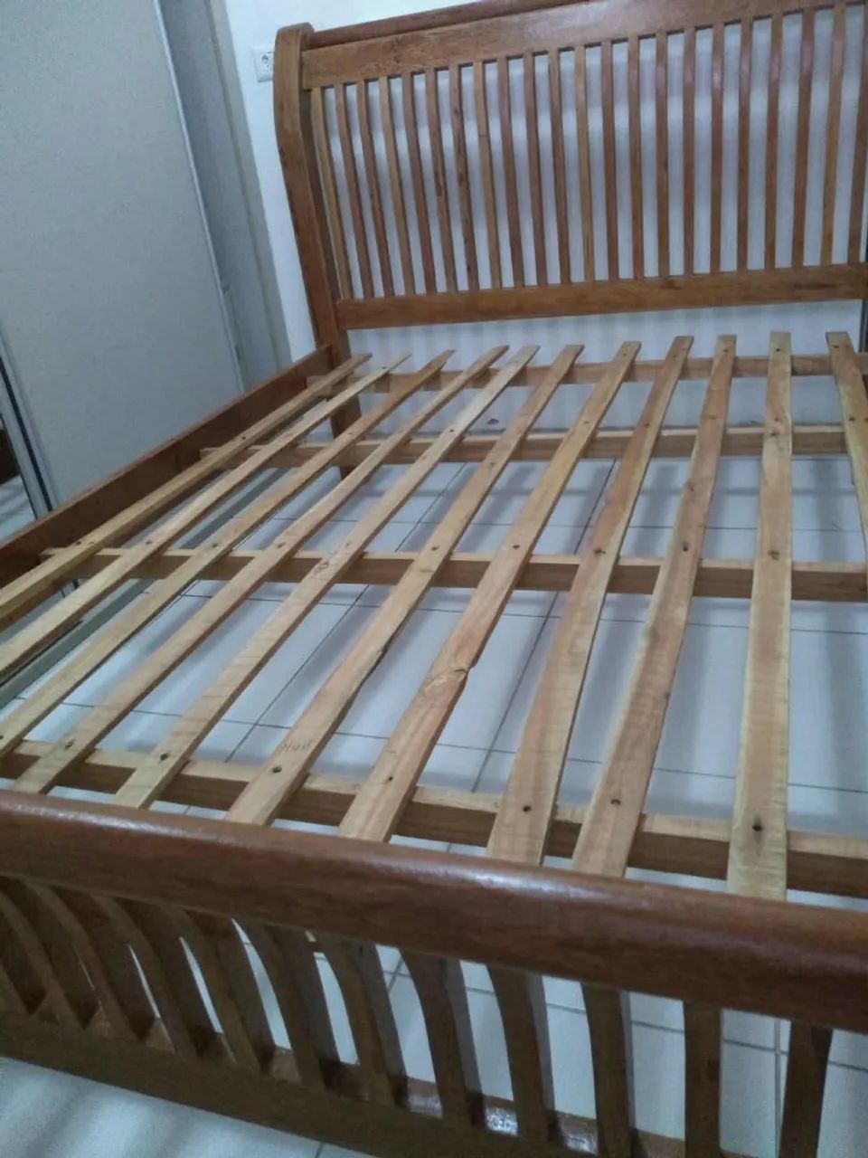 Cama de madeira
