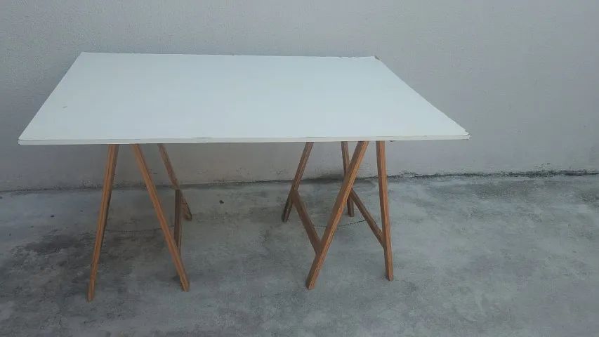 MESA COM CAVALETE
