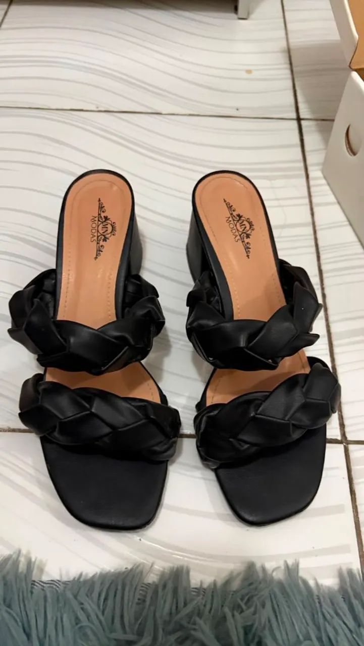Sandália preta semi nova