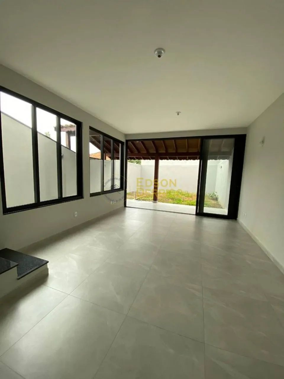 Sobrado á venda com 3 quartos, Centro - Pindamonhangaba