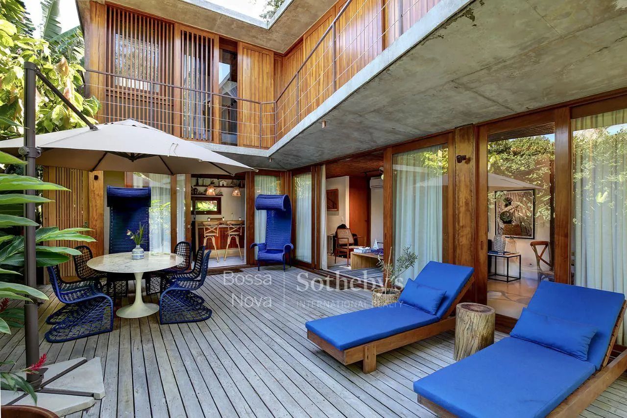Casa com deck, piscina e ofurô integrados à natureza - Foto 2