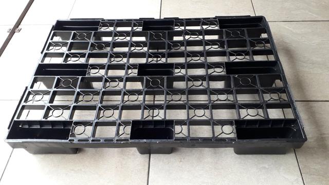Pallets de plastico medidas Comp.1,14xLarg.0,75xAlt.0,15 R$25reais
