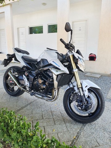 SUZUKI GSR 750