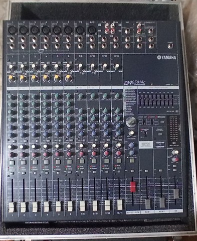 Mesa de som Yamaha EMX 5014C com Caixas