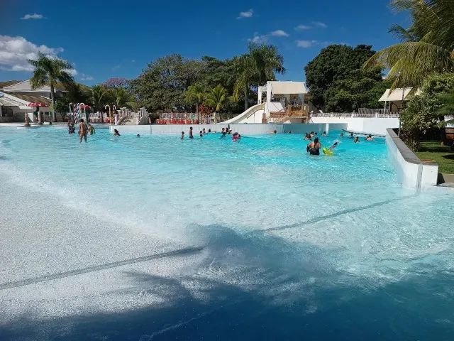 Curta as águas termais no melhor parque aquático 24h de Caldas Novas