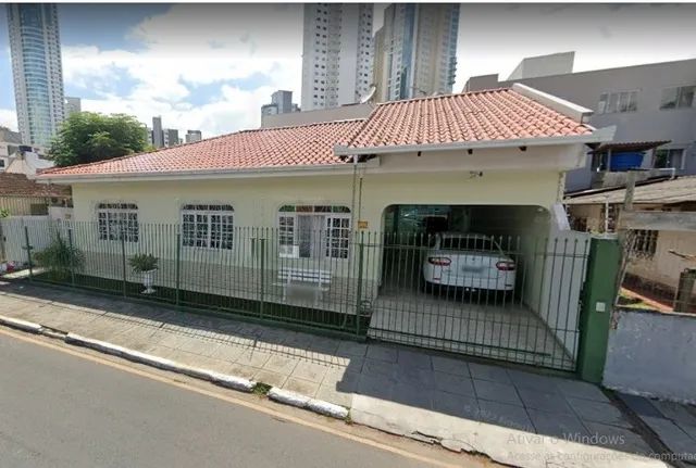 Excelente casa comercial para locação no Centro de Balneário Camboriú!