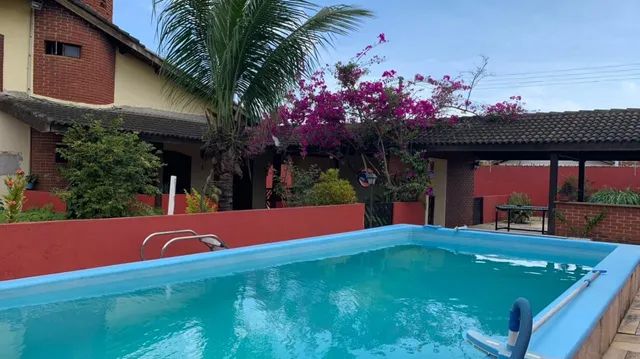 Casa com piscina e churrasqueira 
